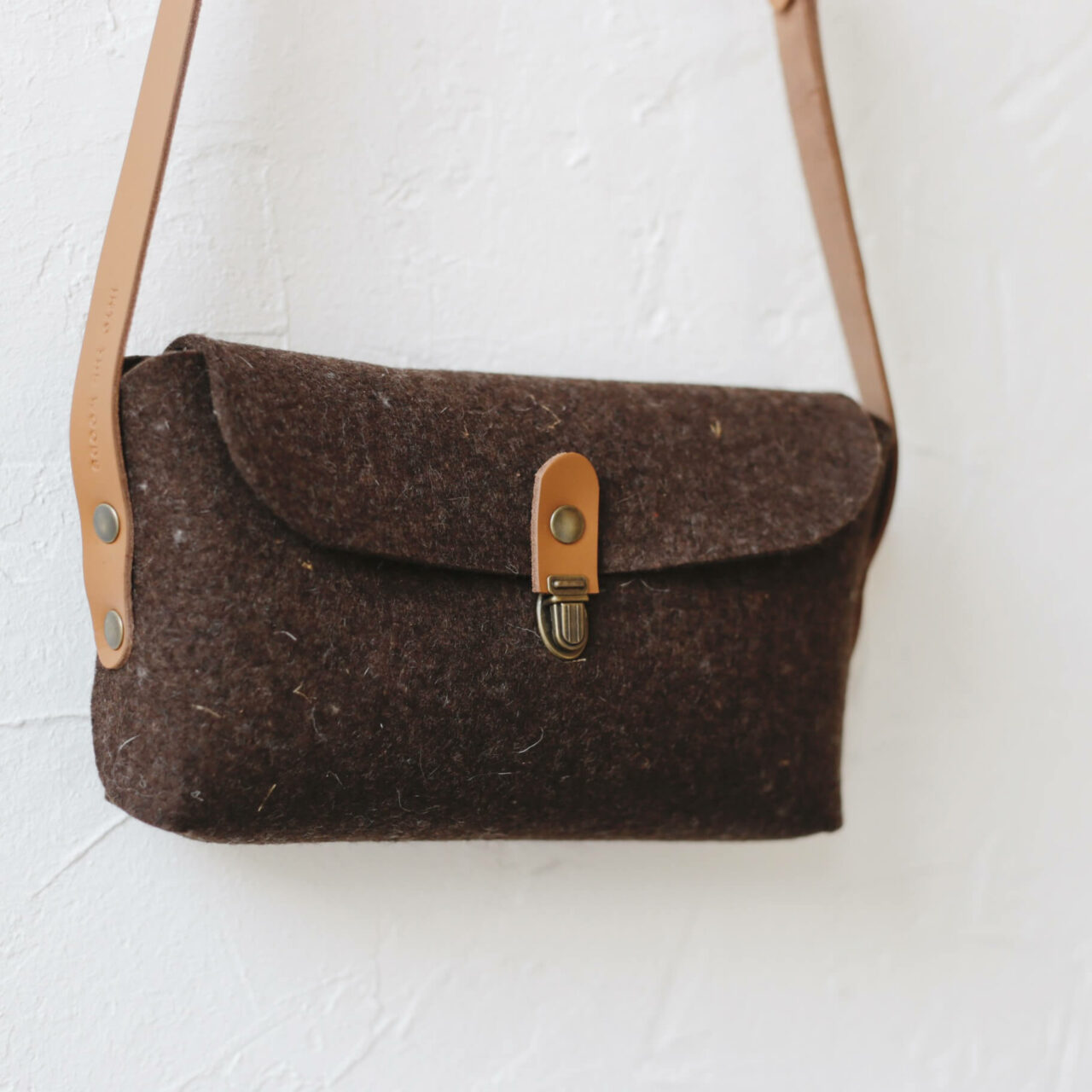 intothewoods-besace-doe-feutre-10