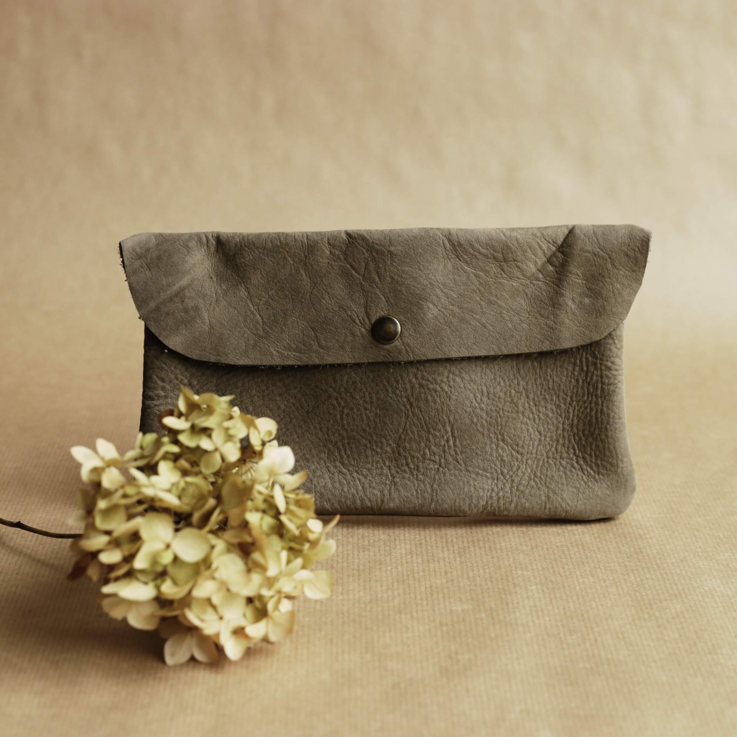 intothewoods-pochette-beaver-cuir-2